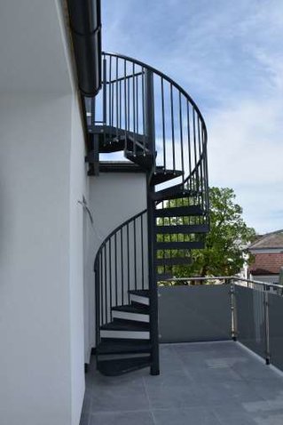 Metalltreppe auf einem Balkon