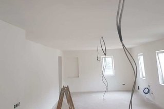 weißer Raum mit einer Leiter